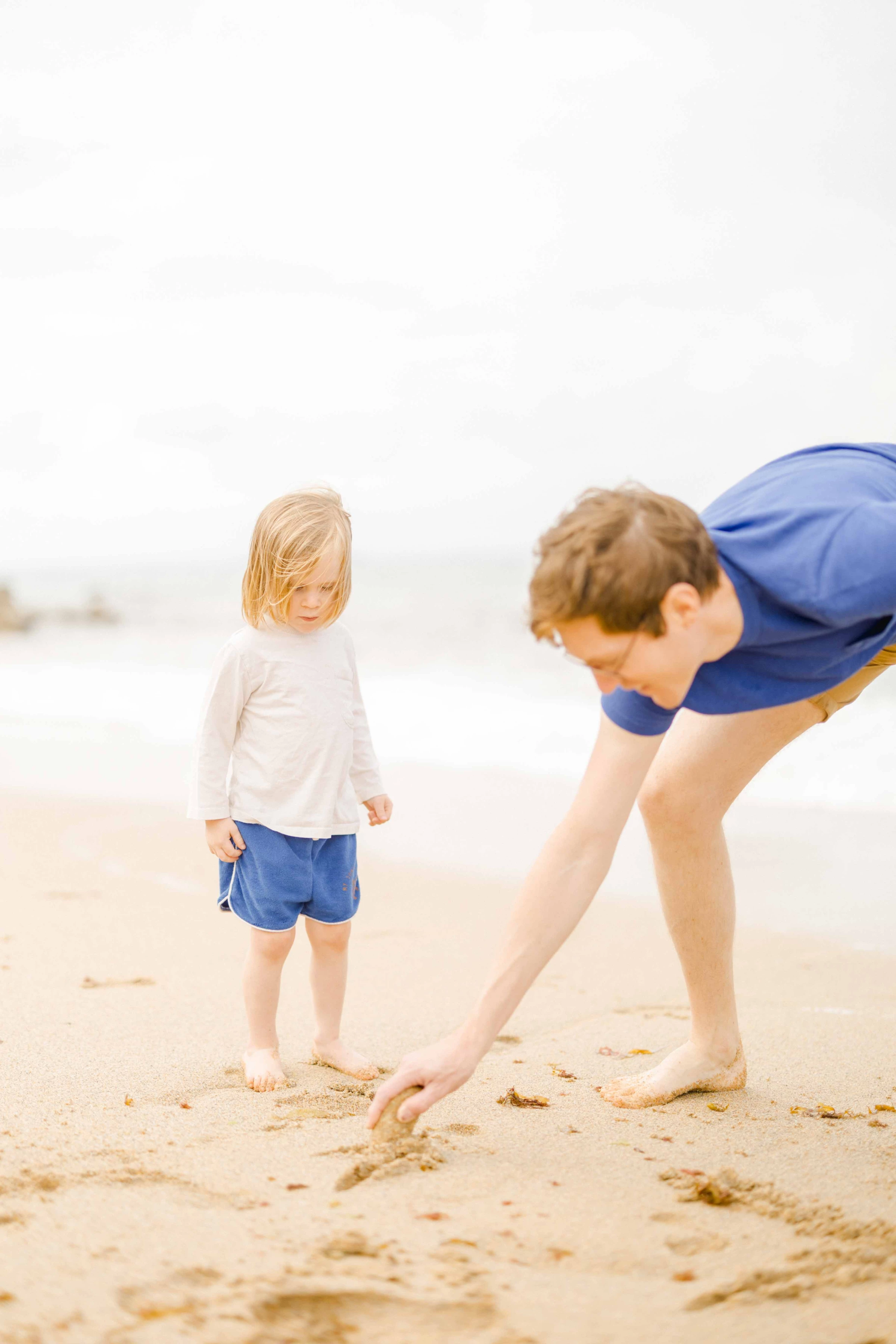 enfant bonheur plage sable beige